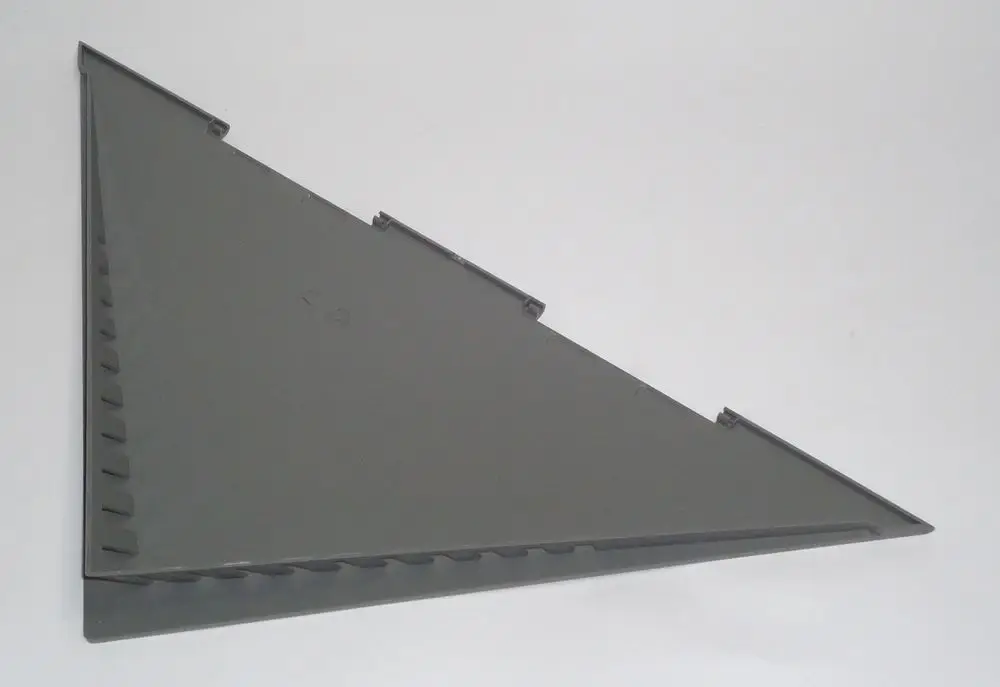 Graue Abdeckung für Bedieneinheit, gefertigt aus Kunststoff, mit einer geformten Kante und Rippenstruktur, geeignet für Geräte der Marke Daikin.